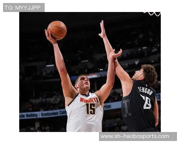 约基奇展现超凡视野与精准手法布劳恩底角三分轻松命中 约基奇展现超凡视野与精准手法布劳恩底角三分轻松命中